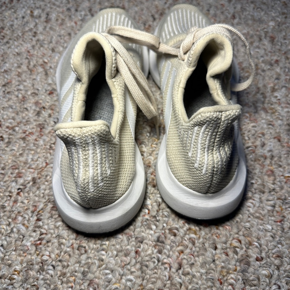 NWOT Adidas Cream Swift Runs - 8 - Picture 3 of 6